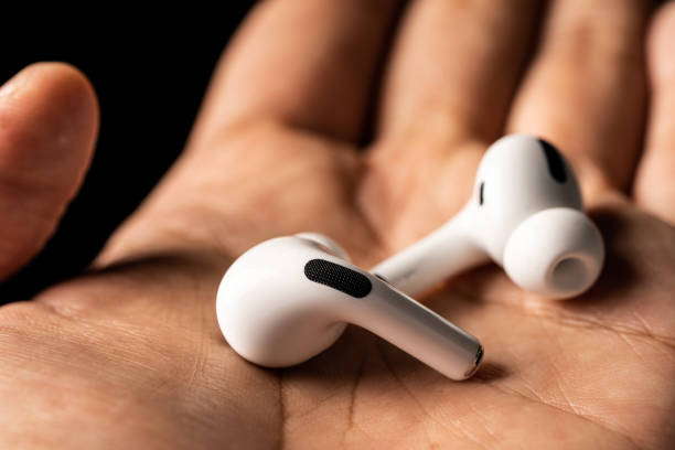 airpods pro - apple computers audio - fotografias e filmes do acervo