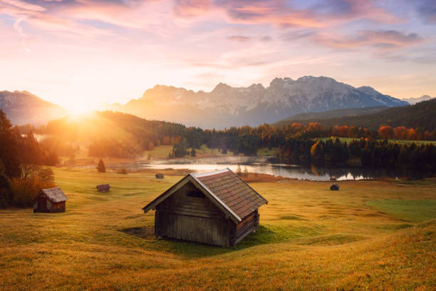 beau lever de soleil au lac geroldsee - chaîne des karwendel photos et images de collection