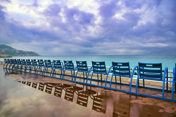 sillas azules a lo largo del promenade des anglais en niza, francia - city of nice france beach promenade des anglais fotografías e imágenes de stock