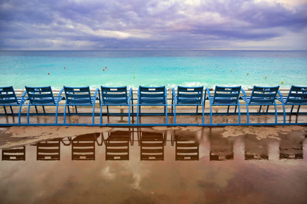 sedie blu lungo la promenade des anglais a nizza, francia - city of nice france french riviera promenade des anglais foto e immagini stock