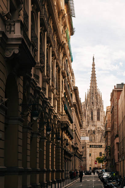 katedra w barcelonie, hiszpania. z turystami na małej alei w pobliżu placita de la seu - panoramic international landmark national landmark famous place zdjęcia i obrazy z banku zdjęć