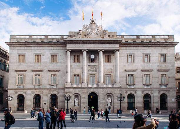 bearcelona, hiszpania - wielu turystów gromadzi się na placu sant jaume - panoramic international landmark national landmark famous place zdjęcia i obrazy z banku zdjęć
