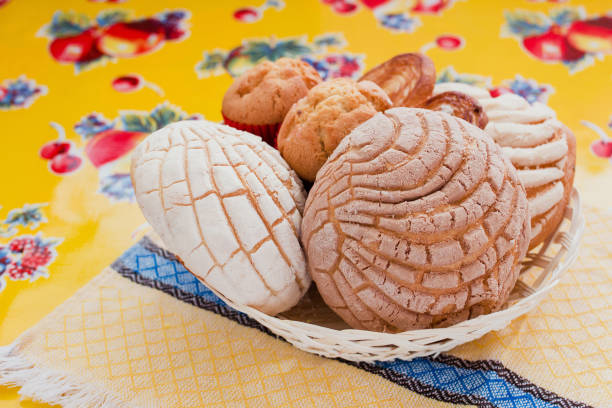 meksykański słodki chleb rozmaczony w meksyku, tradycyjna piekarnia śniadaniowa - bread food basket sweet bun zdjęcia i obrazy z banku zdjęć