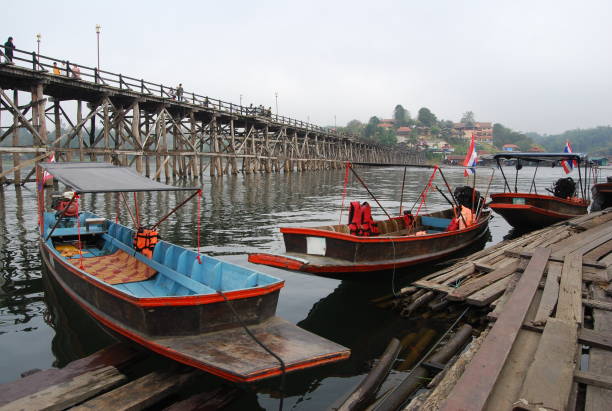 puente uttamanusorn o puente mon. - sangkhlaburi fotografías e imágenes de stock