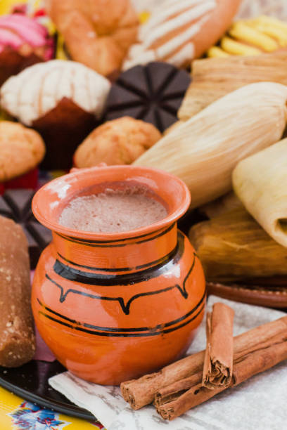 desayuno mexicano de cacao caliente, chocolate y canela en méxico - mexican pots fotografías e imágenes de stock