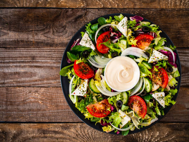 salade grecque sur la table en bois - mayonnaise photos et images de collection