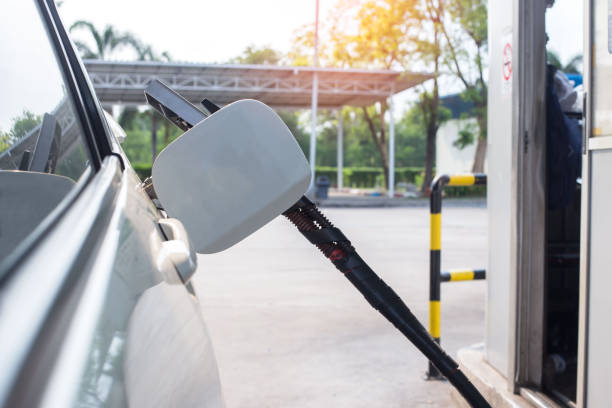 rifornisci ngv, natural gas vehicle, distributore di teste con un'auto alla stazione di servizio in thailandia - lpg tank foto e immagini stock