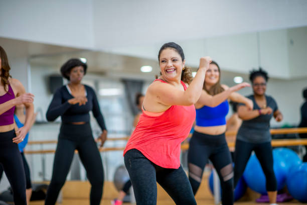 clase de fitness de baile - women yoga yoga class mature adult fotografías e imágenes de stock