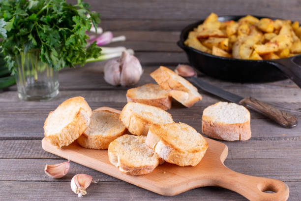 garlic croutons drenched with herb butter. garlic bread - crostini imagens e fotografias de stock