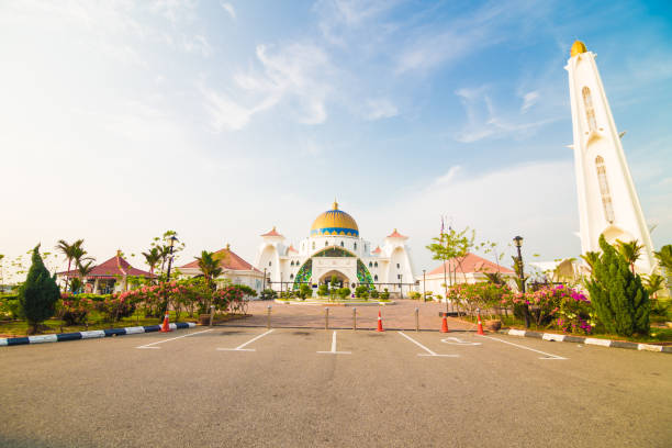 istock Melaka centrlal masjid selat in the sea 1224112305