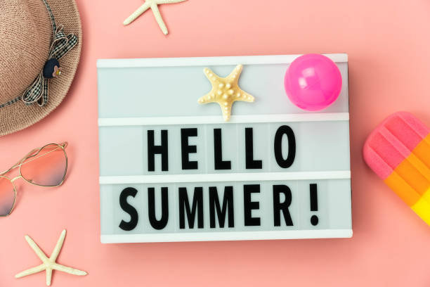 Table top view accessory of clothing women plan to travel in Hello text summer holiday background concept.Ice cream with many essential item hat & sunglasses, starfish,ball on pink paper.greeting card accesorio de vista superior de la mesa de las mujeres de ropa planean viajar en hello text summer holiday background concept. helado con muchos artículos esenciales sombrero & gafas de sol, estrella de mar, bola en papel rosa.tarjeta de felicitación