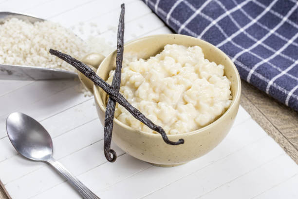 filiżanka puddingu ryżowego - rice pudding zdjęcia i obrazy z banku zdjęć