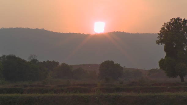 abendsonnenuntergang vom berg abwärts - bac ha stock-fotos und bilder