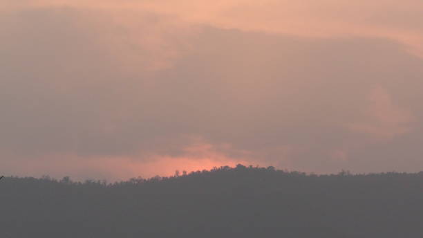 ländliche gegend dorf abend sonnenuntergang blick vom berg - bac ha stock-fotos und bilder