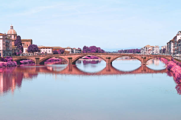 инфракрасный ландшафт реки арно флоренция италия - infrared landscape bridge blue стоковые фото и изображения