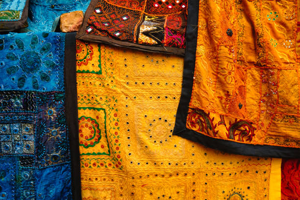 tecido indiano com padrões indianos de perto. - quilt patchwork pattern indian culture - fotografias e filmes do acervo