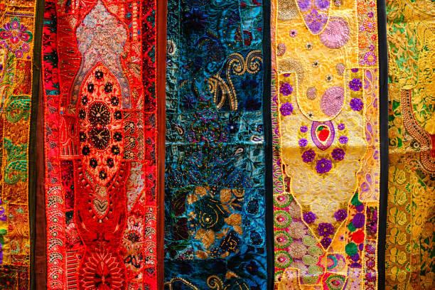 tecido indiano com padrões indianos de perto. - quilt patchwork pattern indian culture - fotografias e filmes do acervo