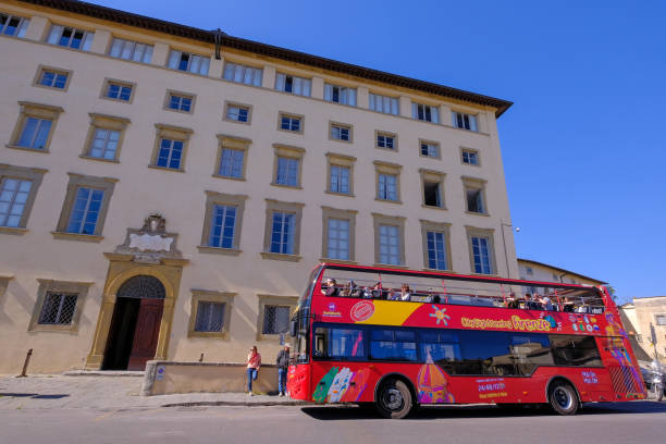 autobús turístico turístico rojo frente al seminario vescovile - editorial tourist travel destinations bus fotografías e imágenes de stock