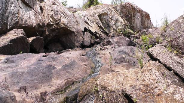 flussseite mit großem felsen - bac ha stock-fotos und bilder