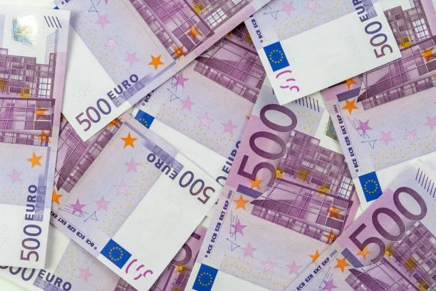 banknotes of five hundred and 500 euros are scattered in a chaotic manner. european currency lies on the table. blank for design, background. view from above. - five hundred euro banknote imagens e fotografias de stock