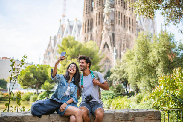 young couple taking break from sightseeing for selfie - tourists couple barcelona imagens e fotografias de stock