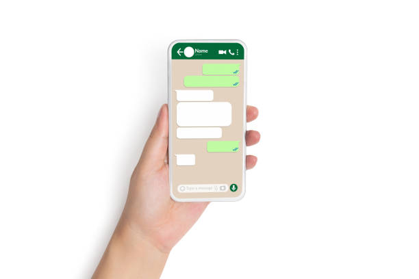 closeup hand holding smart phone with social network mock up blank speech bubbles template chat box dialogue on phone screen for text chatting and online message concept, isolated on white background mano de primer plano sosteniendo el teléfono inteligente con la red social mock up burbujas de voz en blanco plantilla diálogo caja de chat en la pantalla del teléfono para el chat de texto y el concepto de mensaje en línea, aislado en fondo blanco