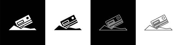 ilustraciones, imágenes clip art, dibujos animados e iconos de stock de establezca el icono de la cocaína y la tarjeta de crédito aislados sobre fondo blanco y negro. ilustración vectorial - resoplar