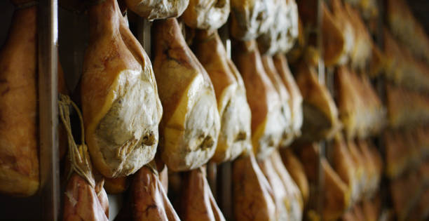 presunto parma profissional e tradicional da história e cultura da comida genuína e saudável - salumeria - fotografias e filmes do acervo