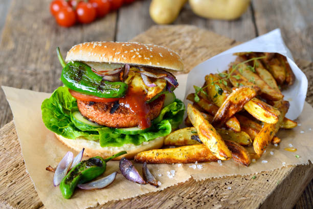 hambúrguer vegetariano com cunhas de batata - grilled barbecue vegetable vegetarian food - fotografias e filmes do acervo