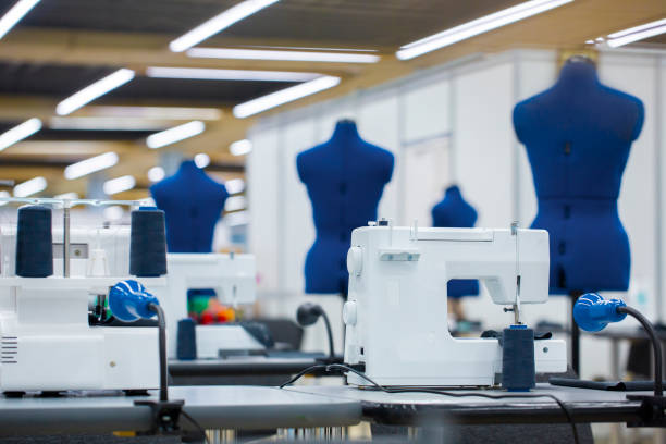 의류 공장의 인테리어. 테일러링 산업, 패션 디자이너 워크샵, 산업 컨셉 - sewing textile garment industry 뉴스 사진 이미지