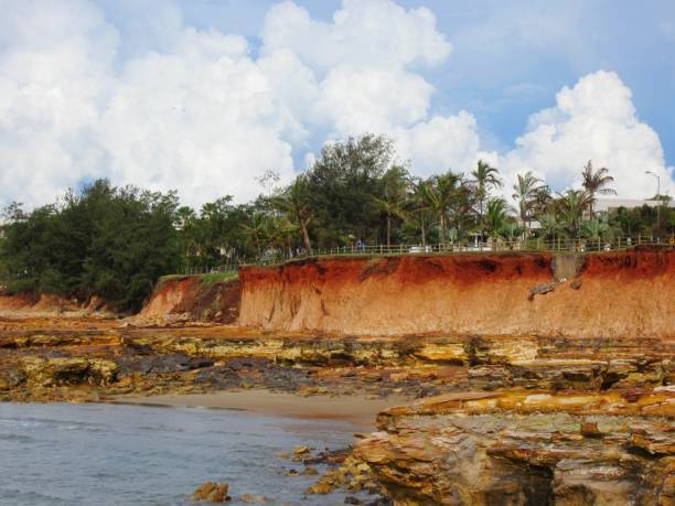 falésias vermelhas na praia de darwin, austrália - northern territory australia beach wilderness area - fotografias e filmes do acervo