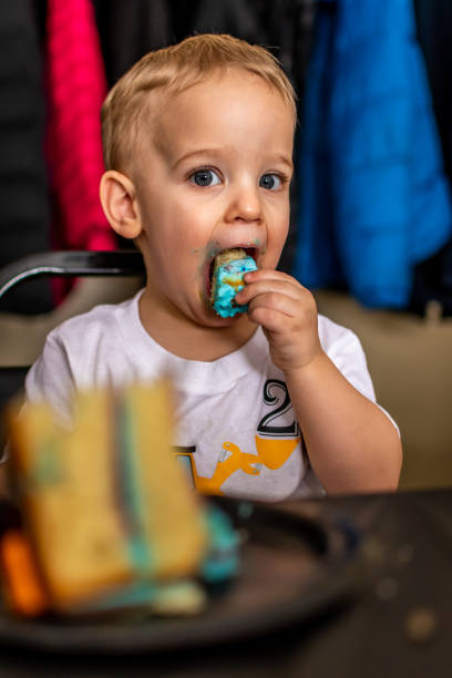 peuter die zijn 2de verjaardag viert. - foto’s van jongen stockfoto's en -beelden