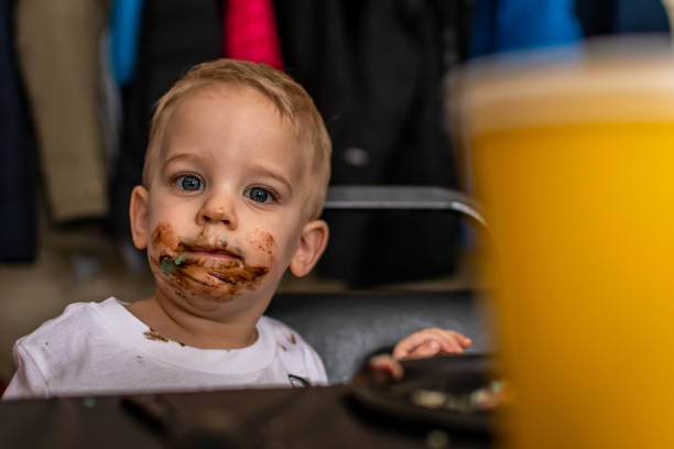 peuter die zijn 2de verjaardag viert. - foto’s van jongen stockfoto's en -beelden