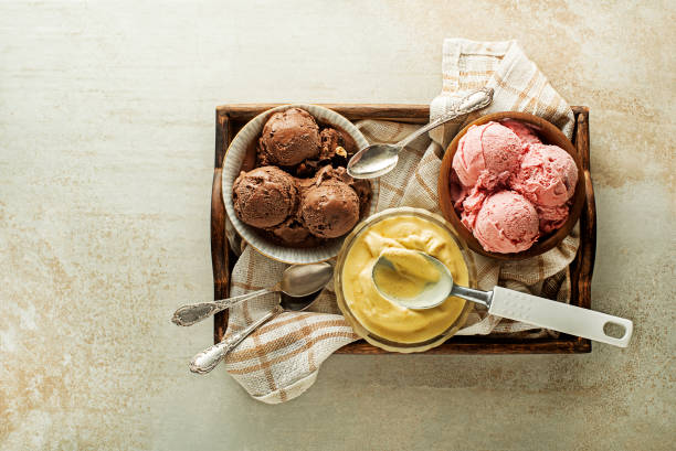 variedad de cucharadas de helado - yogurt yogurt container strawberry spoon fotografías e imágenes de stock