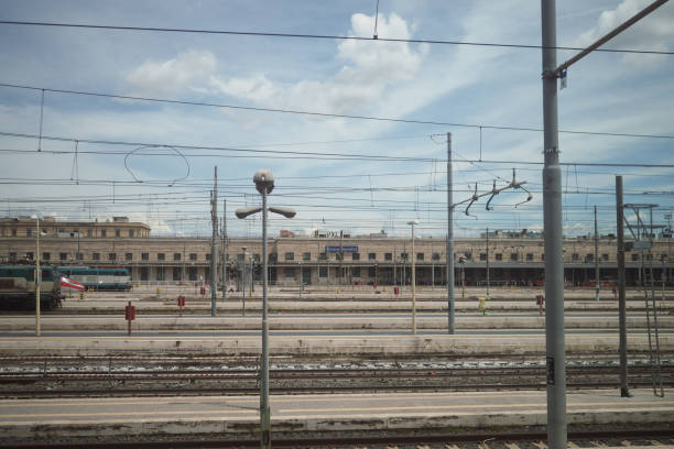 tory kolejowe i kable na stacji rome termini - roma termini zdjęcia i obrazy z banku zdjęć
