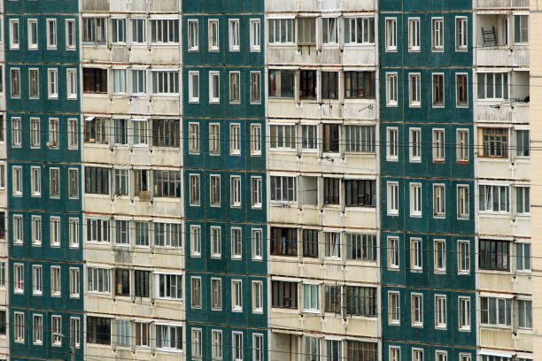 finestre di un condominio a pannelli - apartment building exterior urban scene window foto e immagini stock