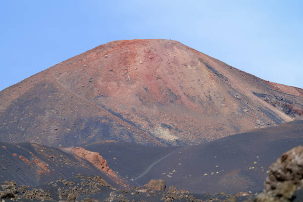 lava nera che porta a un volcan rosso - travel la palma canary islands san antonio foto e immagini stock