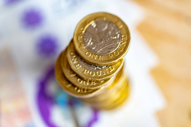 nuevos veinte billetes de libra lanzados 20 feb 2020 y monedas de libra - currency symbol british currency currency coin fotografías e imágenes de stock