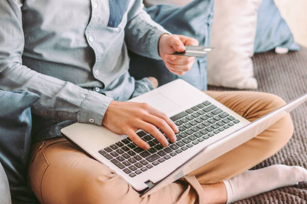 hipster man online shopping with laptop while working at home - shopping e commerce internet credit card imagens e fotografias de stock