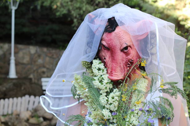 criatura aterradora lista para casarse - veil bride human face wedding fotografías e imágenes de stock