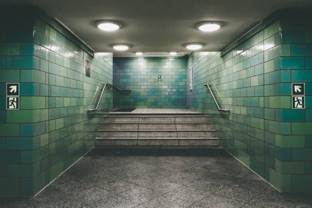 stazione della metropolitana vuota a berlino - alexanderplatz foto e immagini stock