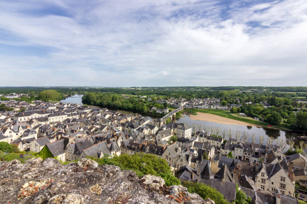 veduta della valle della loira in francia - chinon foto e immagini stock