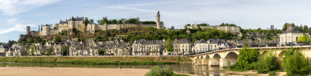 veduta della valle della loira in francia - chinon foto e immagini stock