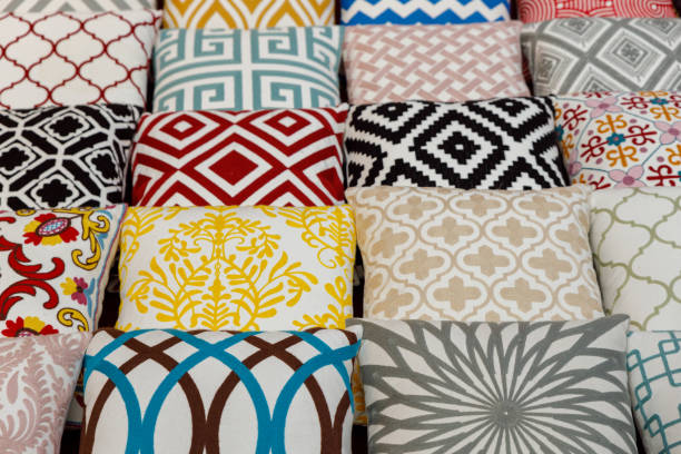 arabo marocchino, cuscini colorati in un negozio di strada a dubai souk souq - bedding merchandise market textile foto e immagini stock