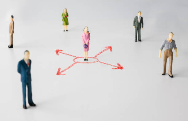 personas en miniatura con flecha roja representan la distancia social del coronavirus o covid-19 número. concepto de distanciamiento social. - figurine small businessman discussion fotografías e imágenes de stock