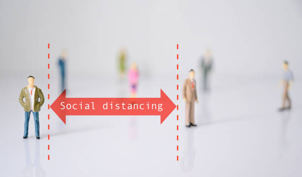 personas en miniatura con flecha roja representan la distancia social del coronavirus o covid-19 número. concepto de distanciamiento social. - figurine small businessman discussion fotografías e imágenes de stock