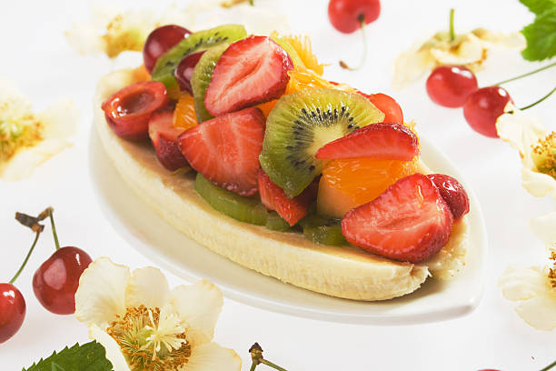 split banana con frutas frescas - banana split fotografías e imágenes de stock