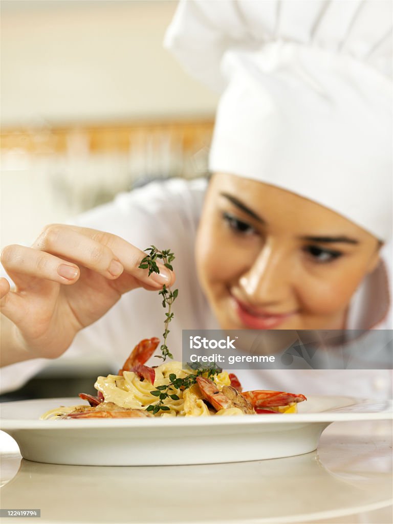 Chef terminando Pasta - Foto de stock de Acabar libre de derechos