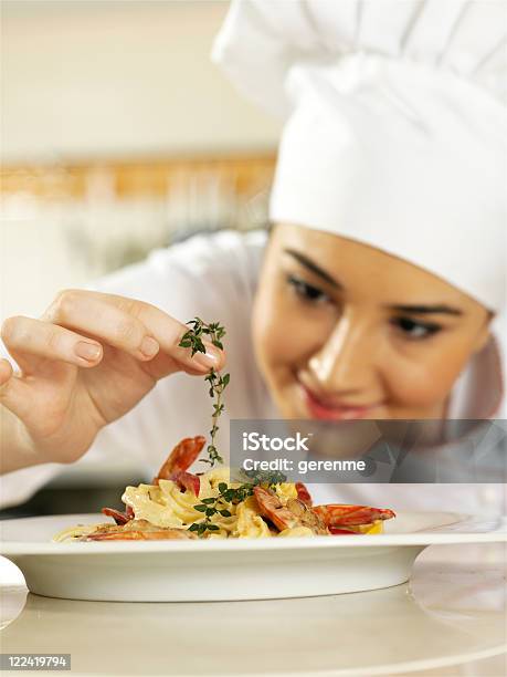 Chef Terminando Pasta Foto de stock y más banco de imágenes de Acabar - Acabar, Chef, Mujeres