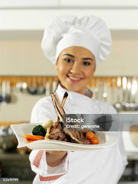 Foto de Mulher Do Chef Com Prato De Carne e mais fotos de stock de Acabando - Acabando, Adulto, Adulto de idade mediana